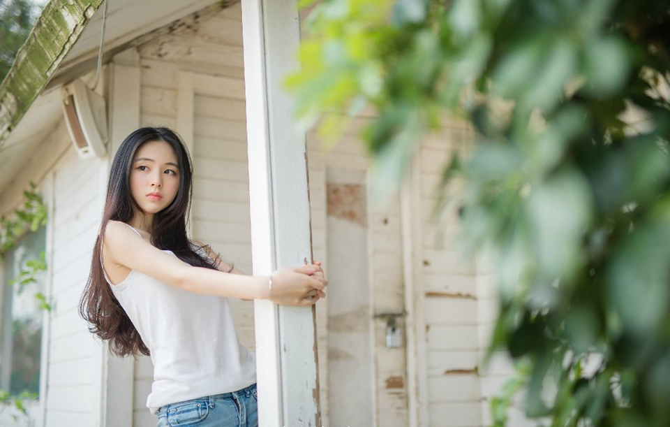 想到这里，刘璝摇了摇头，不管如何，今日定要见到主公，一路上无人阻拦，刘璝径直来到刘璋的卧房之外，正要推门而入，里面突然传来女子痴痴的荡笑声，中间还夹杂着男人粗重的喘息声。